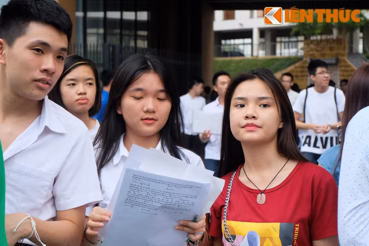 "Đề toán năm nay không quá khó, theo em sẽ không có điểm liệt. Khoảng 30 câu đầu rất dễ, chỉ có 10 câu cuối từ câu 40-50 thì có tính phân loại cao hơn, khó hơn" - Phạm Thủy Tiên (trường THPT Trần Thánh Tông, Hà Nội) chia sẻ.