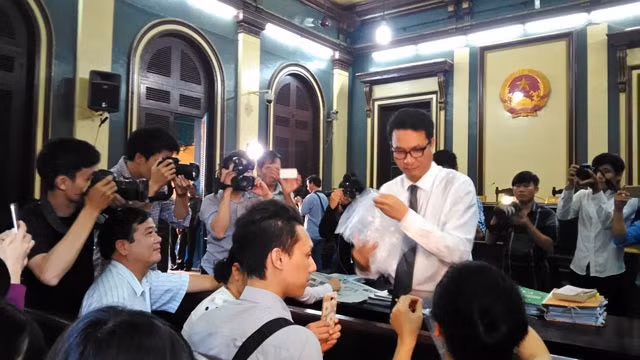 Nhân chứng này cũng khẳng định bị ông Mỹ và bà Nguyễn Mai Phương tác động nên ban đầu đã khai không đúng sự thật với cơ quan điều tra về mối quan hệ giữa Nga và ông Mỹ. Ngoài ra, nhân chứng này cũng giao nộp những bức thư qua lại giữa bị cáo Thùy Dung và mình trong thời gian Thùy Dung bị tạm giam. Ảnh: Dân Việt.