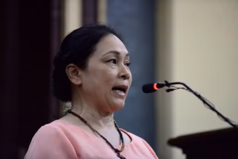 Mẹ của bị cáo Phương Nga - bà Hồ Mai Phương cũng từng nói rằng có một người phụ nữ tên là Mai Phương nhiều lần xúi bà chạy án cho con. Những lời khai của Nga và Dung khi bị bắt đều được Mai Phương nói lại cho bà. Thậm chí, Mai Phương còn gửi hình ảnh chụp bức thư trao đổi giữa Thùy Dung và Nghĩa cho mẹ Phương Nga xem. Mẹ Phương Nga cho biết, Mai Phương đã cung cấp cả số điện thoại của người giúp chạy án để bà liên lạc. Ảnh: Zing.