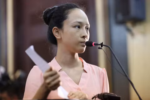 Theo lời Nga, bị cáo đã nghe theo lời xúi giục của bà Nguyễn Mai Phương làm giả giấy biên nhận mua nhà dùm ông Cao Toàn Mỹ là để hợp thức hóa việc nhận tiền. Các thỏa thuận viết tay đều do Nga viết lại theo tin nhắn mà Mai Phương đã nhắn qua viber, bà Mai Phương cũng soạn sẵn các giấy trả lại tiền do mua bán nhà không thành và bảo Phương Nga ký vào. Cũng theo Nga, hợp đồng tình cảm, tin nhắn tình cảm giữa bị cáo và Cao Toàn Mỹ đã hủy theo hướng dẫn của Mai Phương. Ảnh: Zing.