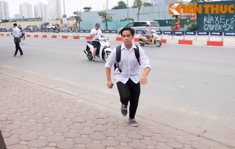 Bên cạnh đó, không ít thí sinh lại đến điểm thi khá trễ. Một sĩ tử "chạy như bay" vào trong trường thi vì cổng trường đang đóng lại. Mỗi buổi thi chính thức, thí sinh phải có mặt tại phòng thi đúng thời gian quy định. Đến chậm quá 15 phút sau khi có hiệu lệnh tính giờ làm bài, thí sinh không được dự thi buổi đó.