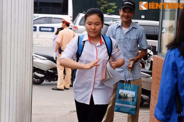 Một vị phụ huynh nhìn con trìu mến bước vào trường thi, không quên dặn dò con "cố gắng nhé".