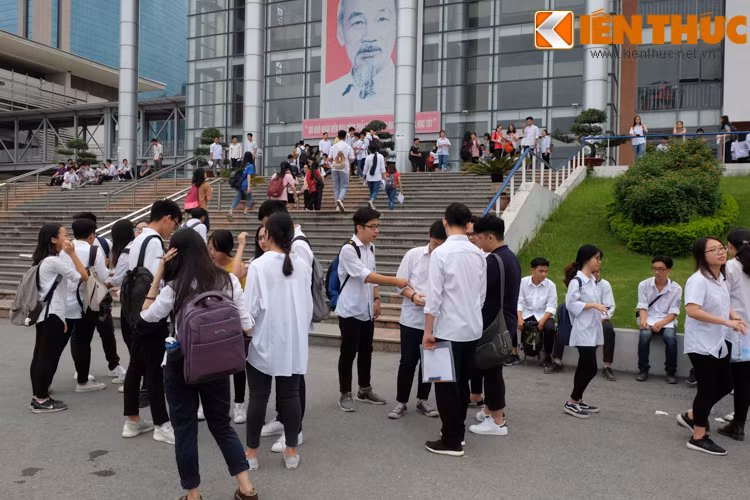 7h30 phút, thí sinh sẽ bắt đầu làm bài thi môn Ngữ văn trong thời gian 20 phút.