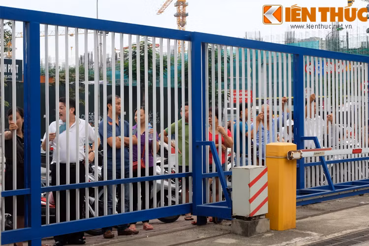 Cổng trường thi đóng lại, nhưng nhiều phụ huynh vẫn nấn ná bên ngoài chờ con.