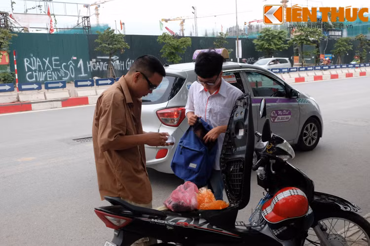 Phụ huynh và sĩ tử kiểm tra lại các giấy tờ trước khi vào phòng thi.