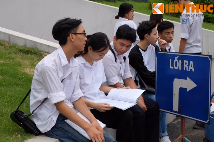 Bên trong trường thi, các sĩ tử tranh thủ ôn bài trước khi vào phòng thi.