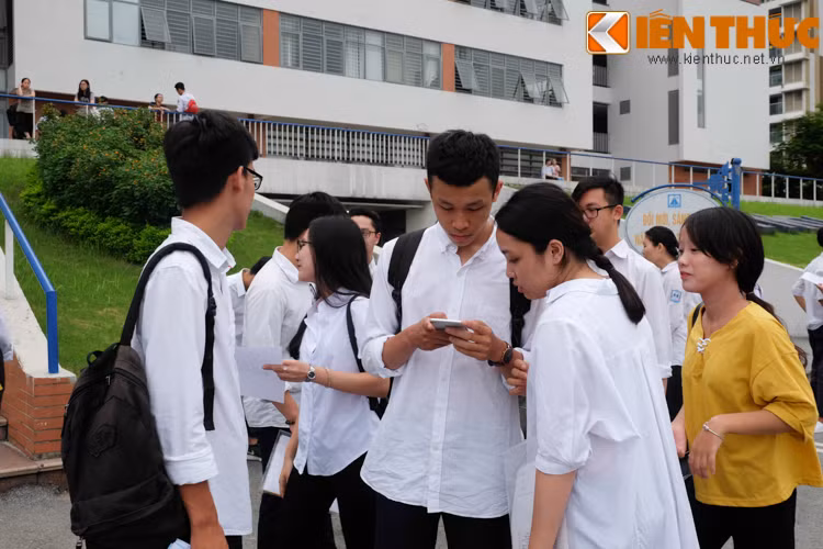 Nhiều em tâm sự đã ôn tập kỹ nên không cảm thấy áp lực trong buổi thi Ngữ văn sáng nay.