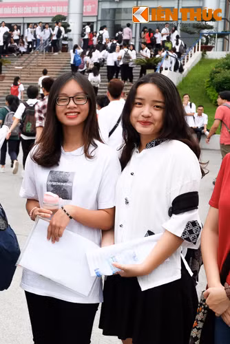 Nụ cười tươi tắn của hai nữ sinh tại điểm thi THPT chuyên Hà Nội Amsterdam trước giờ vào thi môn Ngữ văn hôm 22/6 thu hút sự chú ý của nhiều người.