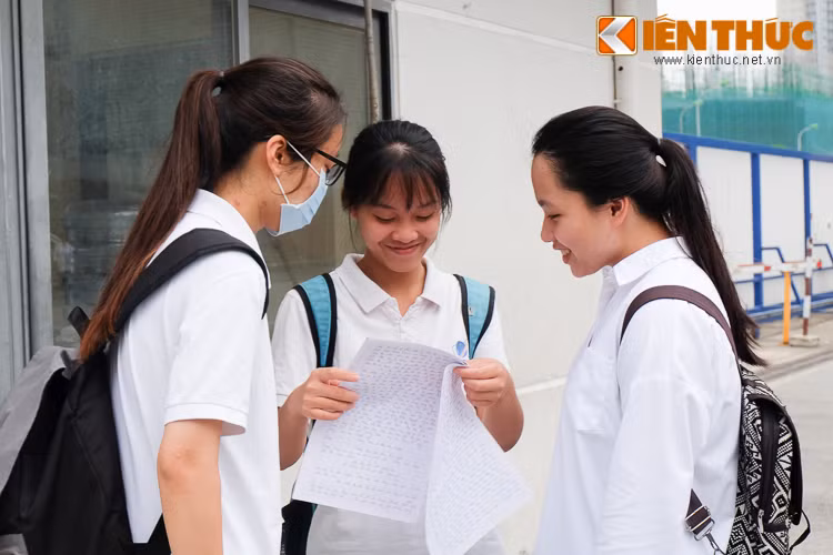 Một nhóm nữ sinh tranh thủ ôn lại kiến thức trước kỳ thi quan trọng.