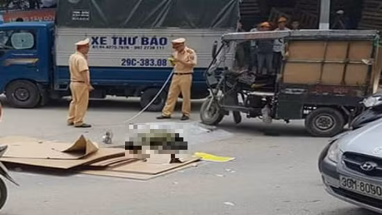 Khoảng 10h ngày 10/6 trên đường Nguyễn Xiển (Hà Nội) đã xảy ra một vụ tai nạn khiến một người tử vong tại chỗ. Theo những nhân chứng có mặt tại hiện trường, vào thời điểm nói trên, một chiếc xe ba bánh chở đồ cồng kềnh khi cua vào ngõ 300 đường Nguyễn Xiển bỗng dưng lật nghiêng và chiếc xe đè lên người ngồi bên phải khiến người này tử vong tại chỗ. Người lái xe đã rời khỏi hiện trường ngay sau khi vụ tai nạn xảy ra. Ảnh: ATGT.