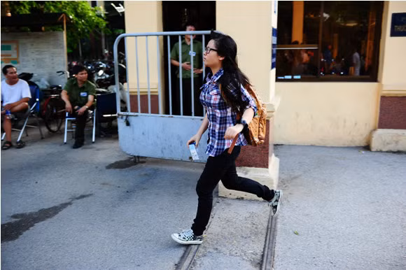 Các sĩ tử cần ghi nhớ những chú ý sau nếu không muốn mắc lỗi trong kỳ thi vào lớp 10. Thí sinh đến chậm quá 15 phút sau khi có hiệu lệnh tính giờ làm bài sẽ không được dự thi.