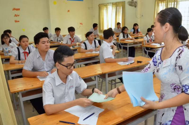 Bài thi sẽ bị chấm điểm 0 nếu được chép từ các tài liệu mang trái phép vào phòng thi; có chữ viết của hai người trở lên; có 2 bài làm trở lên đối với một bài thi. Ảnh minh họa (Lao động thủ đô).