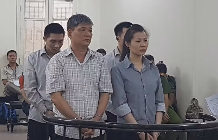 Tháng 4/2015, lực lượng công an bắt quả tang Nguyễn Huy Thông và Ngọc tàng trữ trái phép chất ma túy, thu 2.800 viên ma túy tổng hợp (hơn 866 gram) và 1 túi nilon đựng 2,387 gram Methamphetamine. Ảnh Ngọc (ngoài cùng bên phải) trong phiên xét xử. Ảnh: An ninh thủ đô.