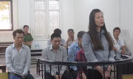 Mãn hạn tù không lâu, Đàm Trọng Thắng (SN 1953, trú ở phường Tân Mai, TP Biên Hòa, Đồng Nai) lại lún sâu vào con đường phạm pháp. Và để che chắn cho bản thân, đối tượng “cặp” với người đàn bà trẻ đẹp Hoàng Bích Ngọc (SN 1985) rồi tận dụng luôn cô “bồ nhí” này làm tay sai buôn ma túy. Ngọc cùng đồng bọn nhiều lần đóng gói ma túy đá, gửi theo đường phát nhanh vào TP HCM cho Thắng. Ảnh: An ninh thủ đô.