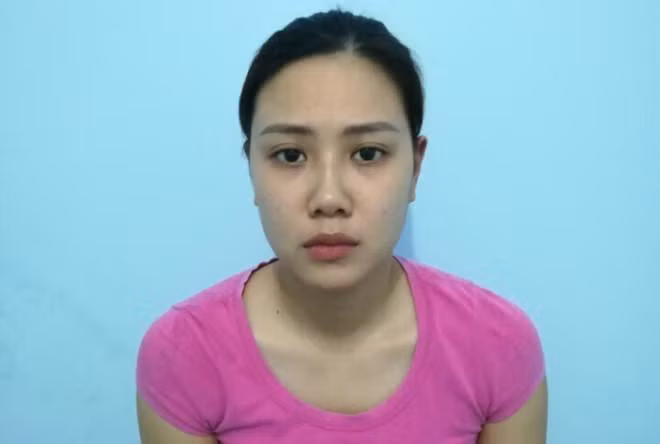 Một kiều nữ sau lưng ông trùm ma túy Hoàng béo là Nguyễn Thu Huyền (29 tuổi), ngụ ở TP Hà Nội nhưng phụ trách giao dịch bán hàng tại TP HCM. Khi có đầu nậu đặt hàng, chân dài này sẽ điện cho ông trùm. Nhận được số lượng yêu cầu, Hoàng béo sẽ truyền lệnh cho đàn em mang hàng tới cho Huyền. Huyền giao dịch, vận chuyển cho người mua và nhận tiền qua tài khoản. Số tiền này sẽ được Huyền chuyển lại cho ông trùm. Ảnh công an cung cấp.