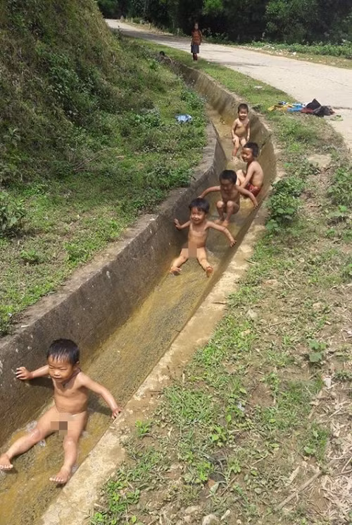 Roi nuoc mat truoc “cong vien nuoc” cua tre em vung cao