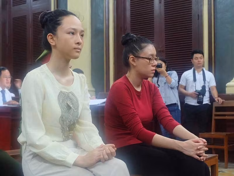 Ngoài ra, bị cáo Phương Nga đã xin chủ tọa được dùng quyền im lặng và giữ nguyên lời khai như phiên tòa ngày 21/9/2016 và không trình bày thêm. Bị cáo cũng nhấn mạnh với HĐXX việc thực hiện quyền im lặng là do chủ ý của bị cáo và không bị ép buộc gì. Ảnh: Hoàng Yến.