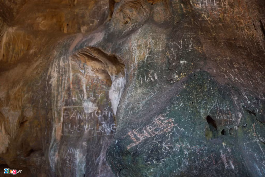 Các vết vẽ bẩn xuất hiện chi chít trên vách đá vôi.