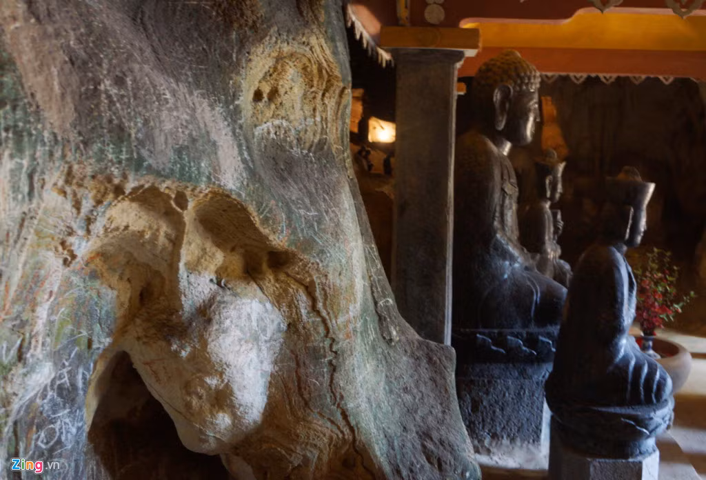 Tuy nhiên, Động tối (đây là động chính, thâm nghiêm, tĩnh mịch) của chùa Bích Động đang ngày trở nên xấu xí bởi ý thức của một bộ phận du khách sau những lượt ghé thăm. Nơi đây xuất hiện những vết viết, vẽ bậy.