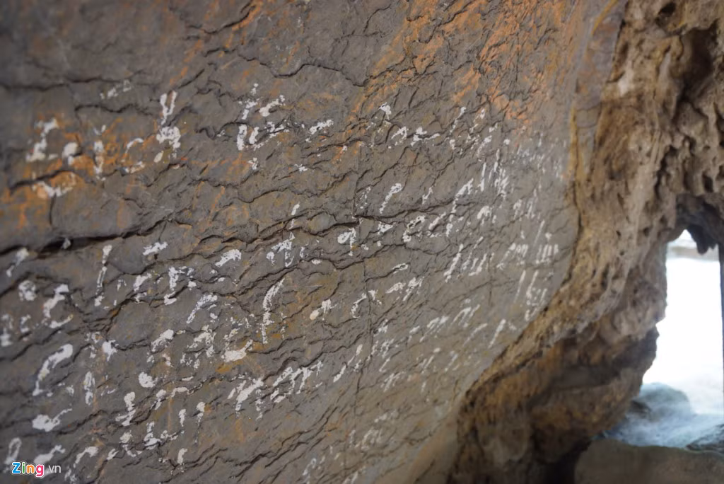 Nhiều người dùng bút tẩy trắng để viết thành các dòng chữ.