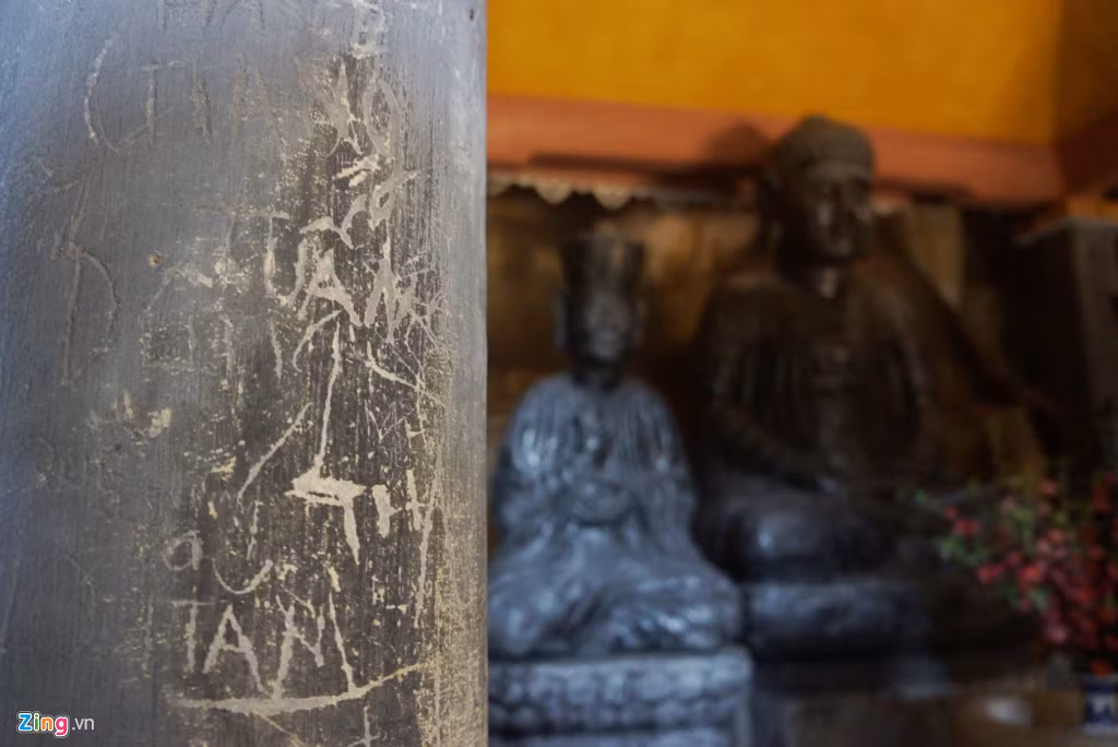Thậm chí, cột chùa - không gian thờ phật cũng thành nơi để du khách vẽ bẩn.