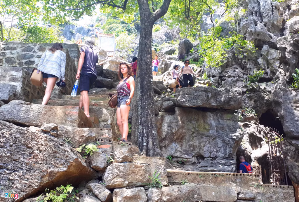 Quần thể chùa Bích Động được xây dựng theo kiểu chữ "Tam" Hán tự, ba tòa không liền nhau, tam cấp dọc theo sườn núi, dựa vào thế núi từ thấp lên cao thành 3 ngôi chùa riêng biệt: Hạ, Trung và Thượng. Điều độc đáo của chùa Bích Động là núi, động và chùa bổ sung cho nhau, lại ẩn hiện giữa những cây đại thụ xanh biếc, làm cho chùa hòa nhập với cảnh trí thiên nhiên. Với địa thế, cảnh sắc được đánh giá là độc nhất vô nhị ở Việt Nam, mỗi ngày chùa Bích Động đón rất đông khách trong và ngoài nước đến vãn cảnh, dâng hương cầu an.