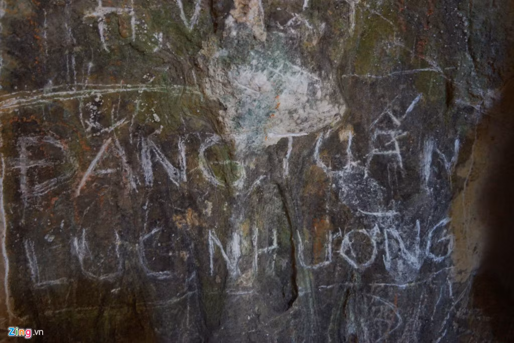 Giới trẻ dùng vật sắc chạm khắc, ghi tên ghép đôi hay dùng bút tẩy viết những lời hẹn thề yêu đương.