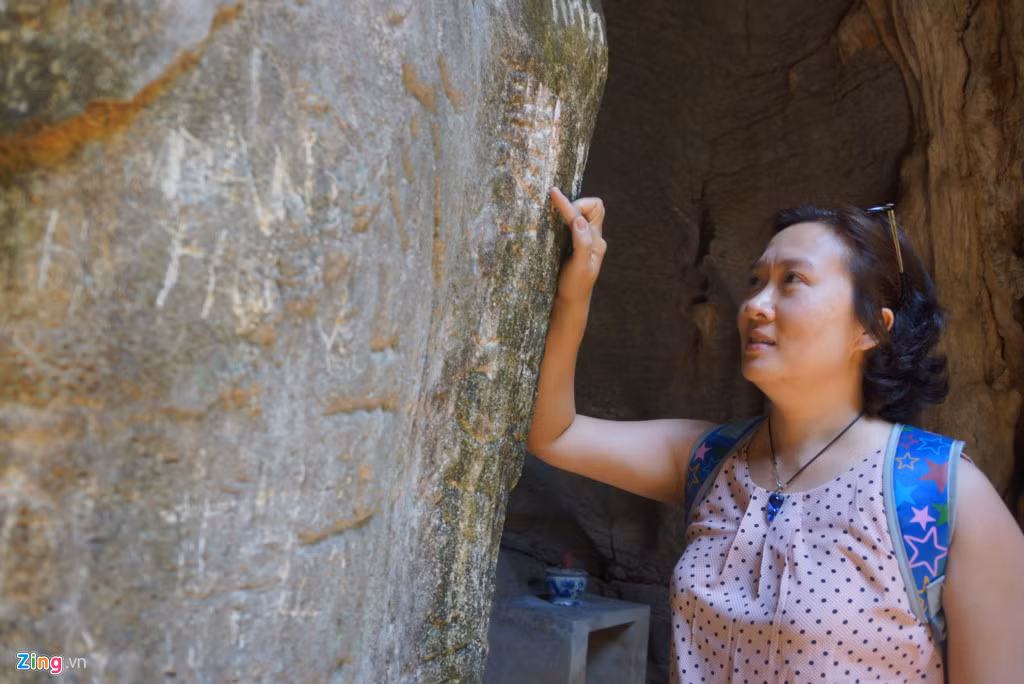 Không gian chốn linh thiêng bị xâm phạm khiến nhiều du khách đến đây buồn lòng.