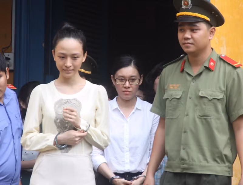 Tính đến khi Phương Nga tại ngoại, bị cáo bị bắt tạm giam 2 năm 3 tháng (bị cáo bị bắt từ 19/3/2015). Theo hội đồng xét xử, còn nhiều vấn đề cần phải được làm rõ để xác định sự thật khách quan của vụ án. Ảnh: Pháp luật TP HCM.