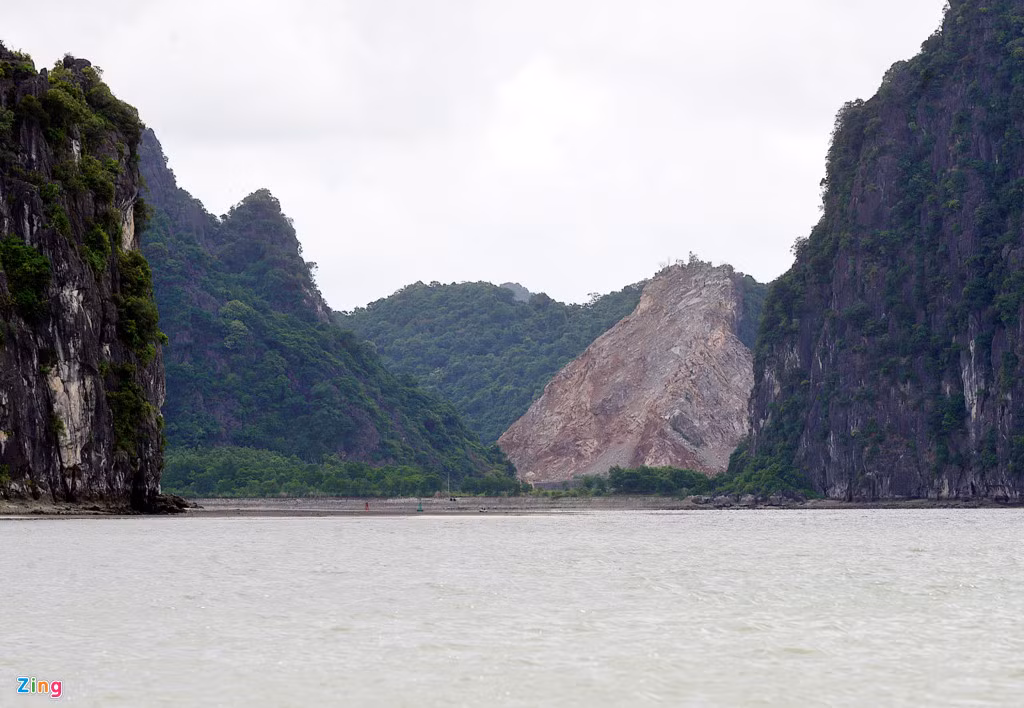 Nhìn từ đường ven biển, ở khoảng cách 2 km có thể quan sát rõ những quả núi bị "xẻ thịt". Lối vào khu vực khai thác đá này được Lữ đoàn 170 (thuộc Bô tư lệnh vùng 1 hải quân) bao quanh bằng những tấm tôn thép. Người ra vào phải qua cổng kiểm soát, người lạ không thể xâm nhập được bên trong.