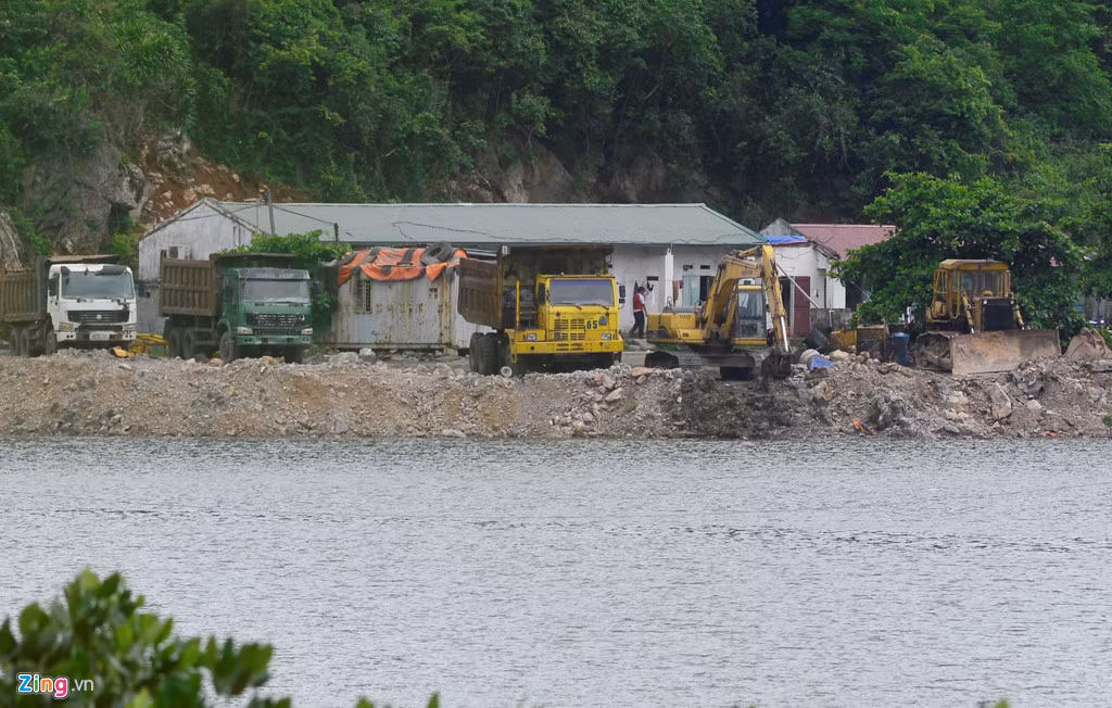 Khu vực nhà điều hành, nhà công nhân ở cô lập ở dưới một chân núi, nơi có nhiều cây cối xung quanh.