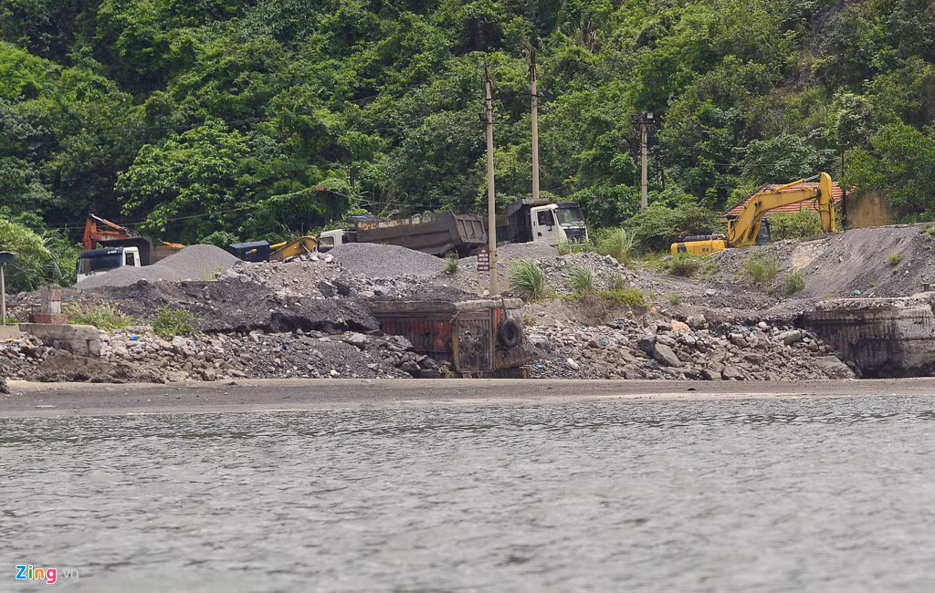 Hàng chục chiếc xe tải, xe ben cỡ lớn tập kết bên trong.