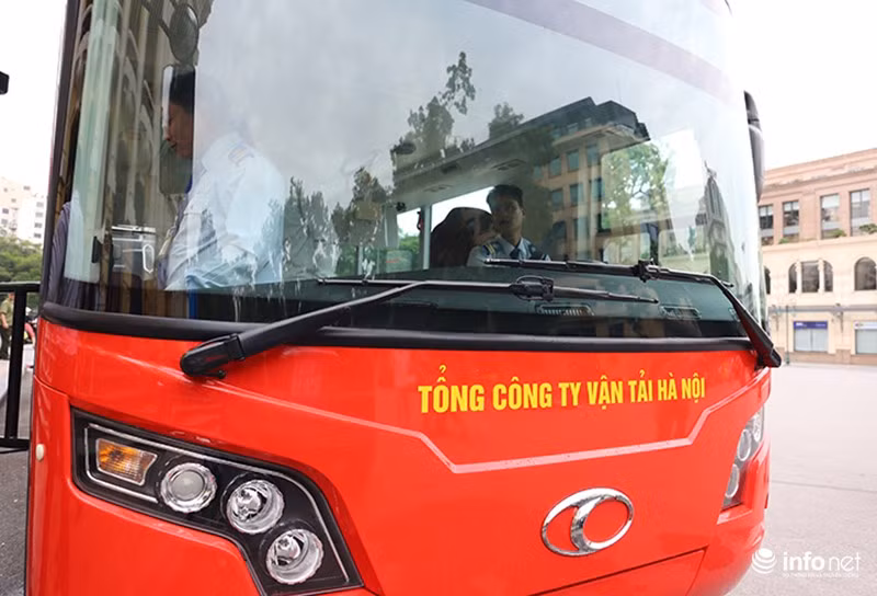 Xe có chiều cao và độ dài lớn hơn khá nhiều so với những loại buýt thông thường tại Hà Nội. Ảnh: Infonet.