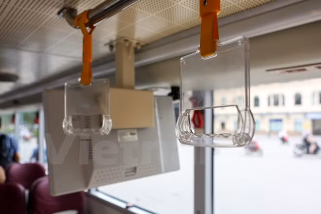 Tay nắm trên xe buýt. Ảnh: Minh Sơn/Vietnam+.