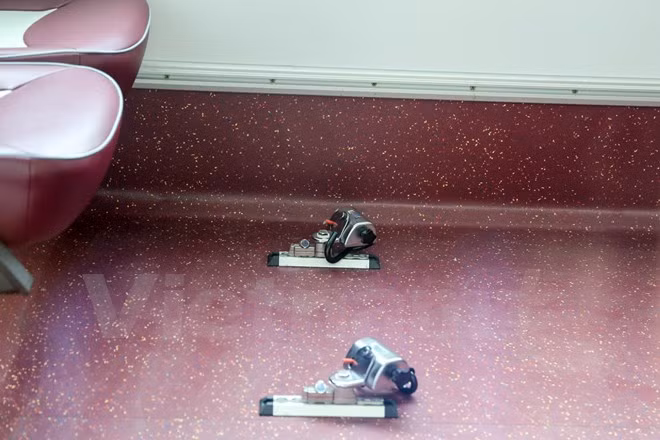 Thiết bị hỗ trợ giữ xe lăn cho người khuyết tật lắp ở sàn xe. Ảnh: Minh Sơn/Vietnam+.