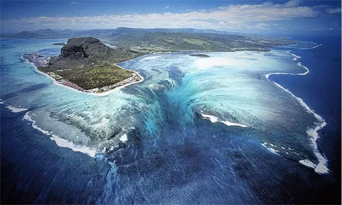 Thác dưới nước, Mauritius: Khi nhìn từ phía trên, đảo Mauritius ở Ấn Độ Dương dường như nằm gần một thác nước. Tuy nhiên, hiện tượng này chỉ là một ảo ảnh quang học được tạo ra bởi dòng chảy giữa các ụ cát.