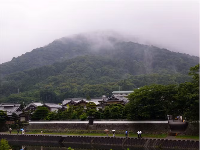 Tháp British Telecom, Anh: Kể từ khi một vụ nổ xảy ra bên trong tháp, nhà hàng và đài quan sát đã đóng cửa không tiếp khách du lịch. Khi tháp tổ chức các sự kiện từ thiện, một số người may mắn sẽ có cơ hội để ngắm London từ trên tháp.