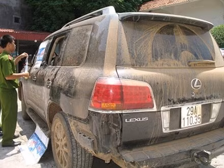 Nấp dưới vỏ bọc 1 doanh nhân bất động sản, thực chất, Tạ Văn Hùng (SN 1965, trú tại Phong Vân, Tân Yên, Bắc Giang) là dân buôn bán ma túy chuyên nghiệp. Trong quá trình bị lực lượng chức năng vây giáp khi vận chuyển 100 bánh heroin, Tạ Văn Hùng đã dùng súng bắn vào lực lượng công an nên buộc lực lượng công an phải nổ súng. Ông trùm ma túy bị thương và đã chết trên đường đi cấp cứu. Ảnh một chiếc xe của ông trùm ma túy được cơ quan chức năng điều tra. Ảnh: TP.