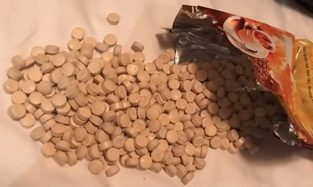 Ông trùm ma túy khét tiếng khai không trực tiếp tham gia vào bất kì khâu nào mà chỉ điều hành toàn bộ đường dây trên qua mạng xã hội và quản lý từ xa bằng hệ thống camera. Theo lời Hoàng, thỉnh thoảng tên này mới đến các xưởng sản xuất ma túy ở TP HCM; Nha Trang hay Đồng Nai để kiểm tra tiến độ vận hành máy móc trước khi đưa vào sản xuất chính thức. Ảnh: Công an cung cấp.