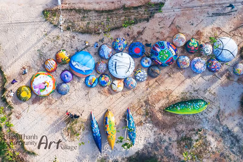 Ngày 9/6, tại làng Bích họa Tam Thanh, UBND TP Tam Kỳ, tỉnh Quảng Nam đã khánh thành đưa vào hoạt động Làng Nghệ thuật cộng đồng Tam Thanh và đón nhận kỷ lục Việt Nam về Bộ tranh thuyền thúng đầu tiên và nhiều nhất Việt Nam. Đây cũng là một trong hàng chục sự kiện của hoạt động Fastival Di sản Quảng Nam lần VI-2017. Ảnh: Tam Thanh Community Art village.