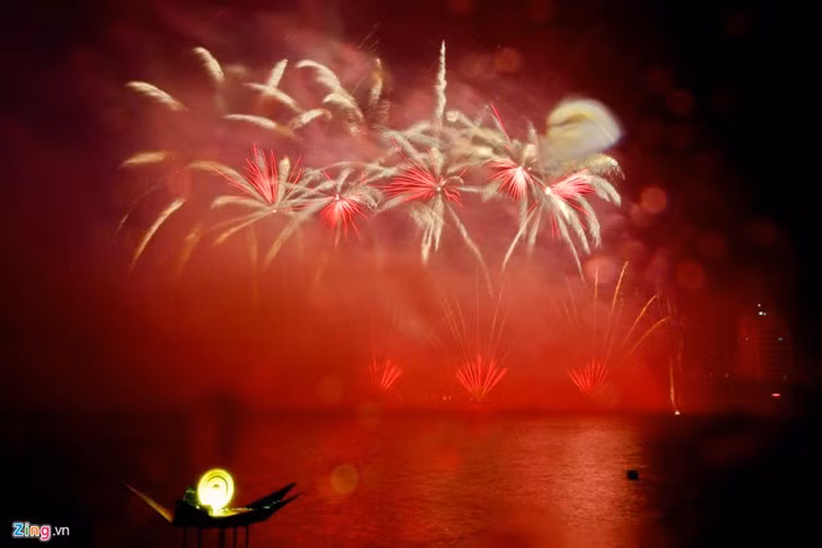 Những màn trình diễn pháo hoa ấn tượng đã mang lại nhiều bất ngờ mới cho khán giả. Ảnh: Zing.