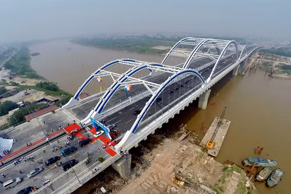 Một trong những cây cầu độc đáo ở Việt Nam là cầu Đông Trù. Cầu Đông Trù là một cây cầu bắc qua sông Đuống, nằm trên quốc lộ 5 kéo dài, nối xã Đông Hội, huyện Đông Anh ở phía bắc Hà Nội và phường Ngọc Thụy, quận Long Biên ở phía nam Hà Nội. Cầu nằm về phía tây của cầu Đuống. Ảnh: Lihanco.vn.