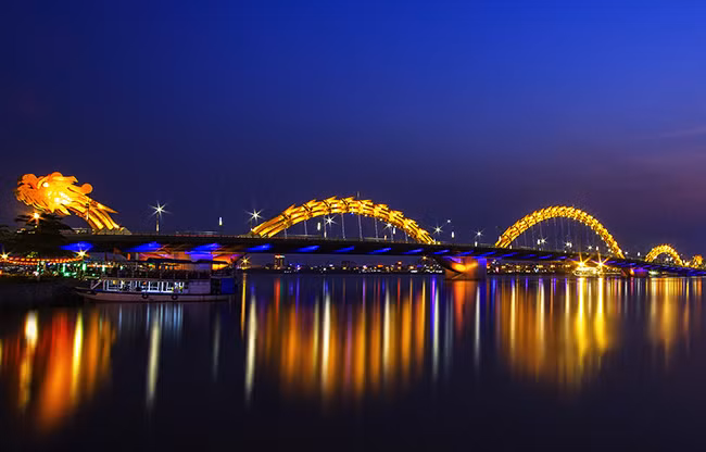 Cầu Rồng (Đà Nẵng) là cây cầu độc đáo, trong đó thiết kế hình con rồng thép trên cầu đang giữ kỷ lục Guiness "Con rồng thép dài nhất". Cầu dài 666 m, gồm 6 làn xe và được đánh giá là điểm nhấn của du lịch Đà Nẵng. Ảnh: DL Đà Nẵng.