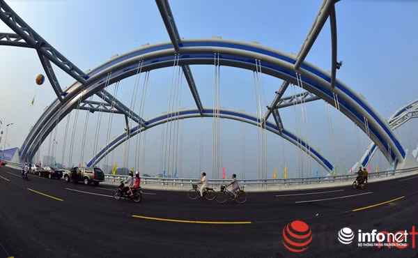 Cầu Đông Trù với hệ thống đường dẫn hai đầu, cầu gồm 3 nhịp chính trong đó 2 nhịp biên dài 80 m và nhịp giữa sông dài 120 m được áp dụng công nghệ mới là cầu vòm ống thép nhồi bê tông. Ảnh: Infonet.