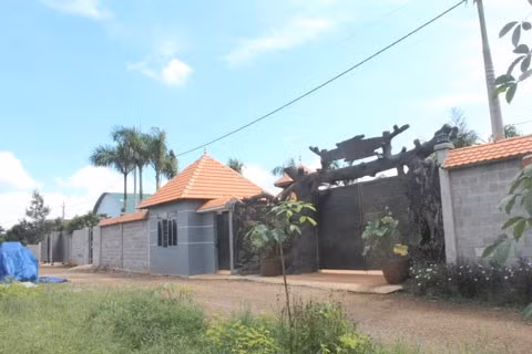 Trước đó, báo Sài Gòn đầu tư có đưa, người dân địa phương lại phát hiện ông Trần Văn Danh, Chủ tịch UBND xã Bàu Hàm 2 (huyện Thống Nhất) đang tiến hành xây dựng “biệt phủ” không phép tại ấp Ngô Quyền, xã Bàu Hàm 2. Căn biệt thự hoành tráng của ông Danh tọa lạc trên diện tích khoảng 2.000 m2, được bao bọc bởi một bức tường cao khoảng 4m. Ở chính giữa của vuông đất là căn nhà gỗ lớn, bên cạnh là các căn nhà nhỏ hơn cũng bằng gỗ. Tại đây có nhiều lồng chim, bể cá, hòn non bộ, cây cảnh và nhiều hạng mục khác, đang thi công dở dang. Ảnh: SGĐT.