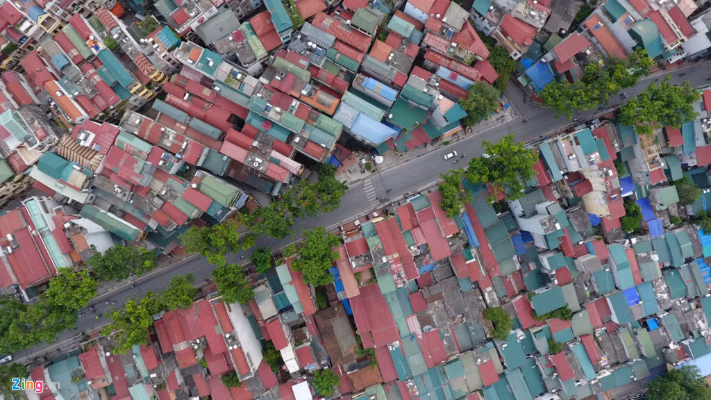 Khoảng hơn 2.000 hộ dân nằm trong diện giải phóng mặt bằng khi con đường "đắt nhất hành tinh" Hoàng Cầu - Voi Phục thi công.