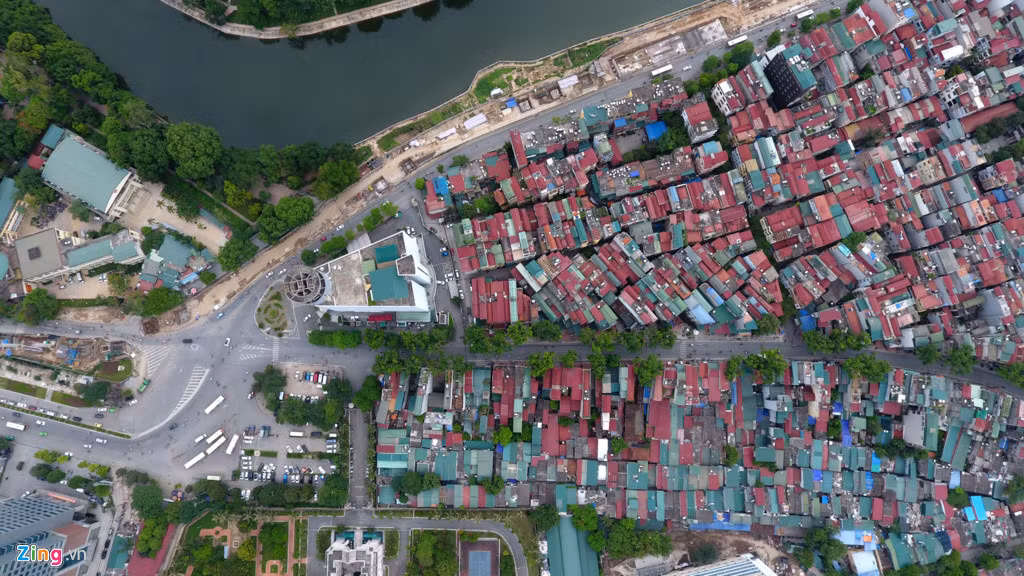 Điểm đầu Voi Phục sẽ giao cắt với đường Kim Mã - Cầu Giấy, đây cũng là nút giao thông lớn quan trọng của thủ đô khi tuyến metro số 3 Nhổn - ga Hà Nội đặt ga trung chuyển giữa đường sắt trên cao và đường sắt ngầm dưới lòng đất.