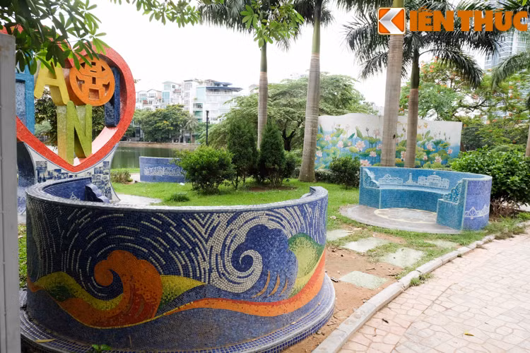 Công trình với sắc màu tươi tắn của men gốm và 4 chiếc ghế gắn gốm được đặt quanh đó tạo hình ảnh tươi trẻ, hiện đại cho khuôn viên quanh hồ Trúc Bạch.