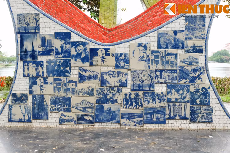 Ở mặt trước và mặt sau đế trái tim là những bức ảnh về cuộc sống, con người, các tác phẩm nghệ thuật nổi tiếng. Họa sĩ Thu Thủy chia sẻ, chính chị đã lựa chọn các bức ảnh và tự in trên gốm nặng lửa.