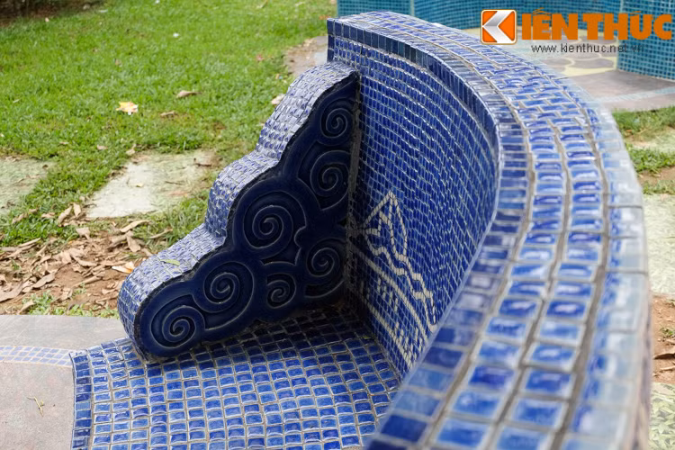 Ghế được tạo hình bằng bê tông cốt thép và gắn gốm phủ trang trí.